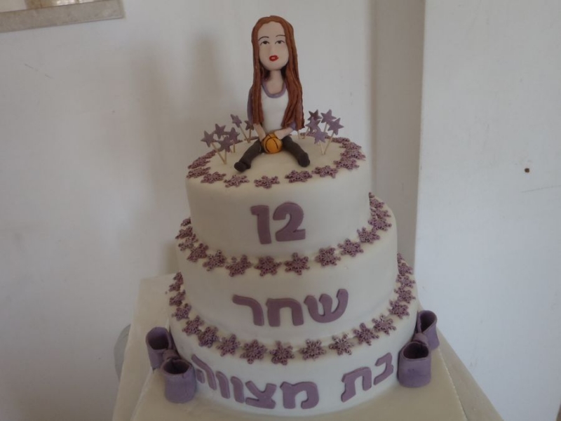 עוגת בת מצווה 3 קומות בובה מפוסלת